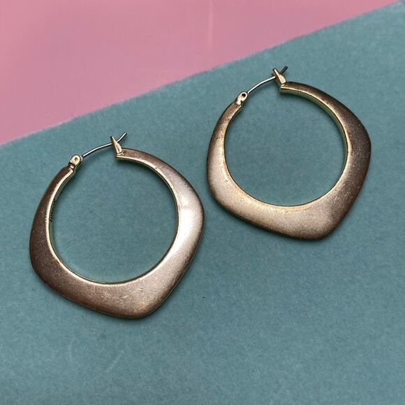 💛 Classic Fossil Gold Tone Geometric Hoops - Picture 1 of 4